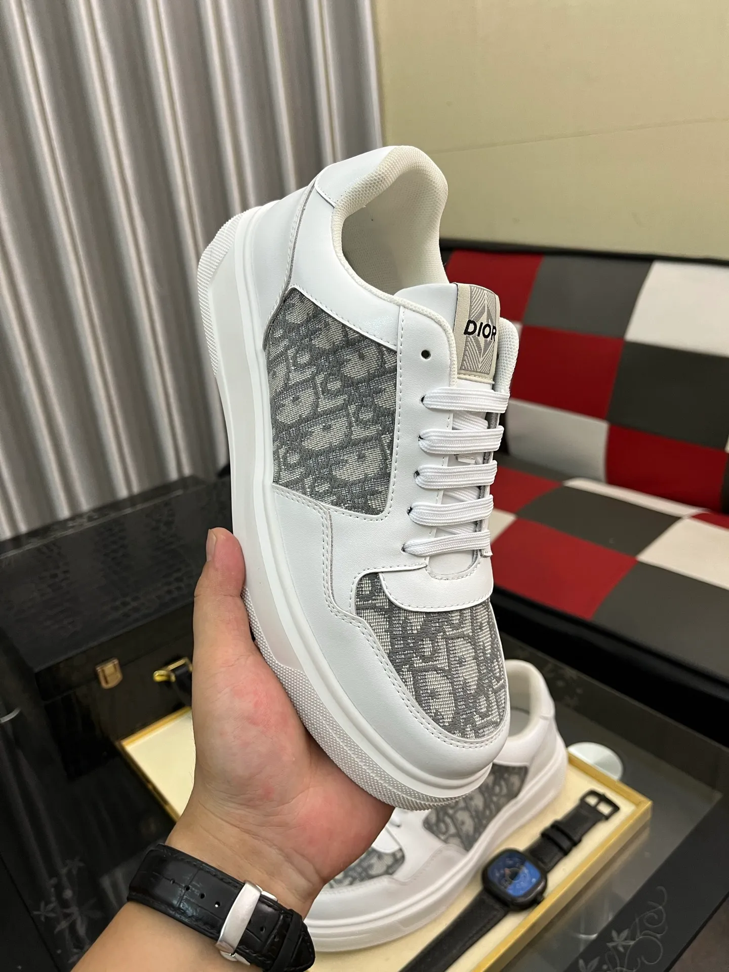 Men's men's shoes 💰420⌚️⌚️Dior unique modern style sneakers. Counter purchasing 🏃casual leather shoes😍😍 original cowhide leather imported from Italy (refuses to discolor and grind feet) soles: original soles specially provided by the original factory, super cool 😍breathable when walking 👍 style design ⚠️ super comfortable and wear-resistant original soles. Just like shooting the real thing 🎬The real thing is better Code number: 38-442️⃣Colors available
